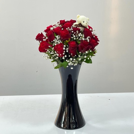 Zarif Bir Dokunuş: Siyah Kalipso Vazo ve Cipso Çiçekleriyle Ayıcık Detaylı Çiçek Aranjmanı