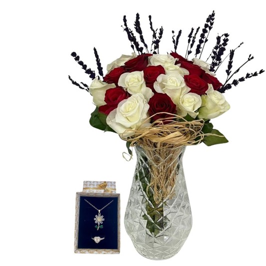 Güllerin İçindeki Papatya 