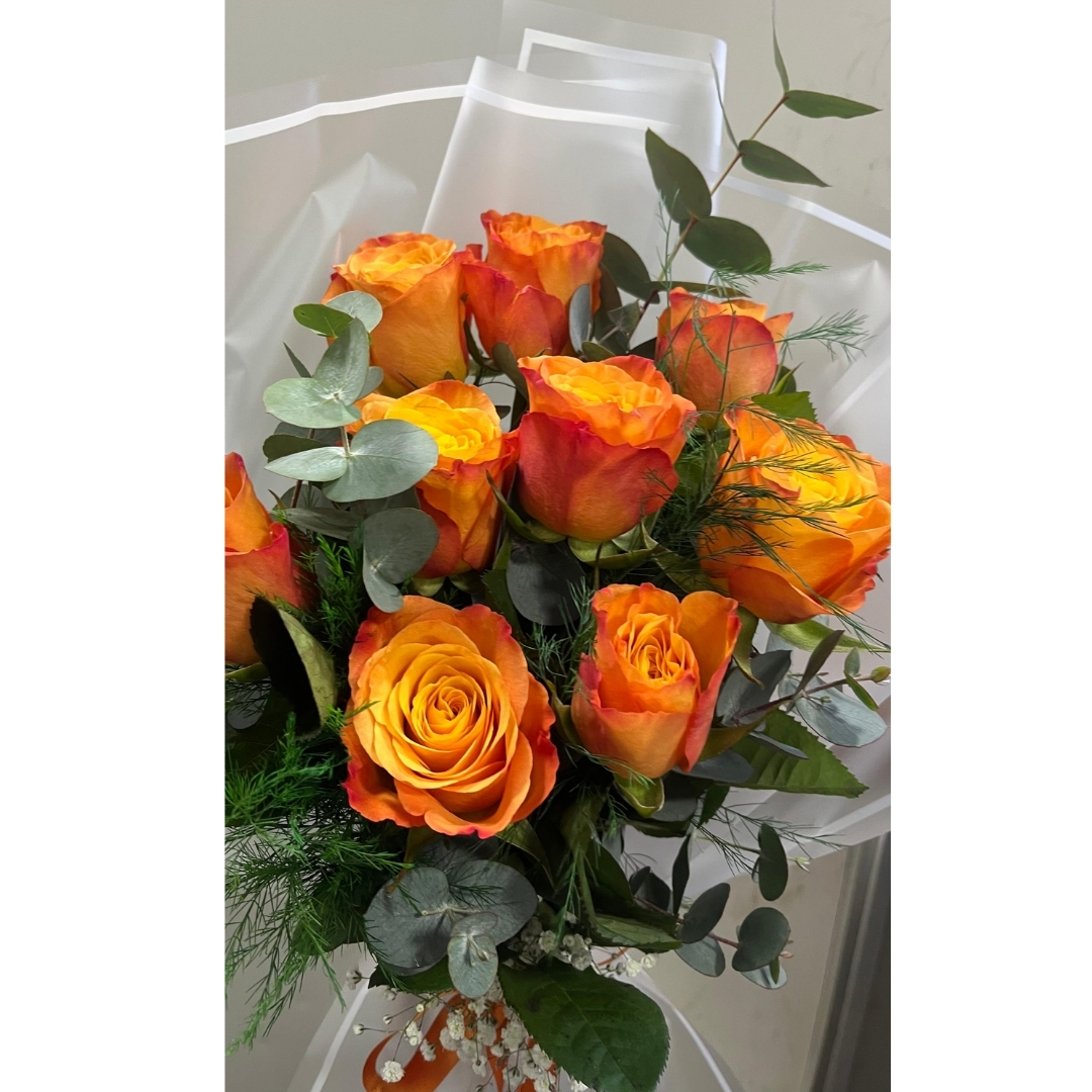 Turuncu Güllerin Beyaz Buketi