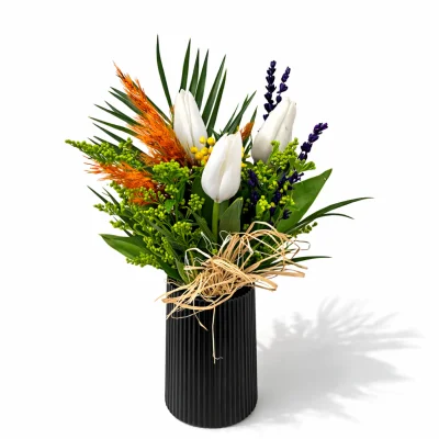 Siyah Vazoda Beyaz Lale Şıklığı